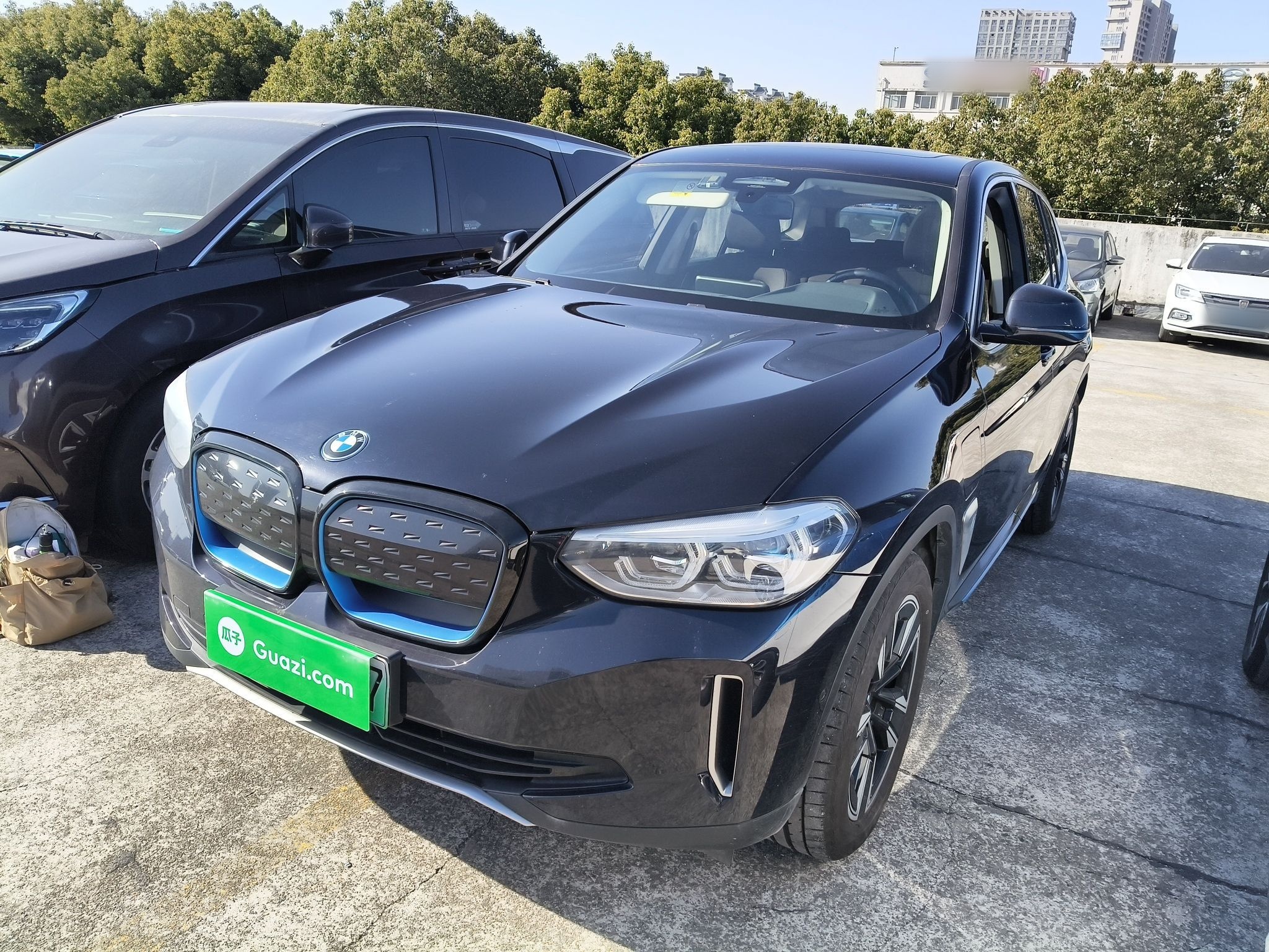 Под передней частью автомобиля