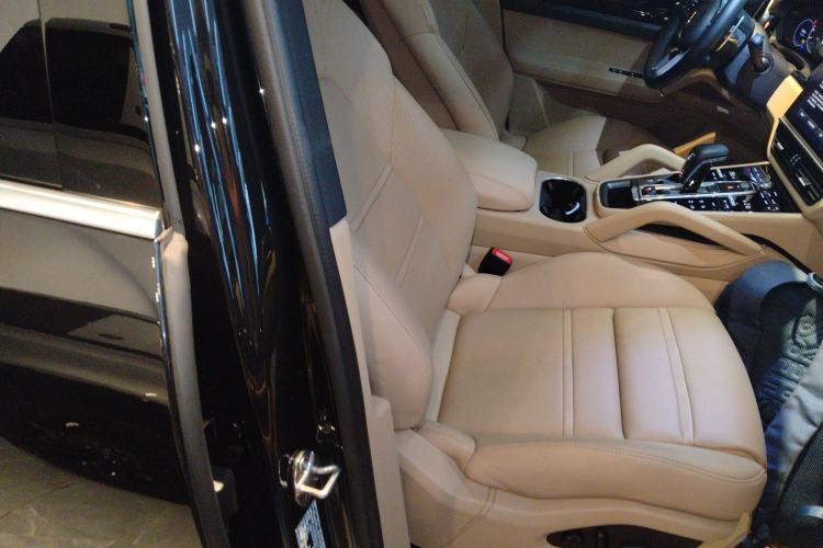 Used Porsche Cayenne E-Hybrid 2022 Cayenne E-Hybrid 2.0T Platinum Edition Right Front Seat