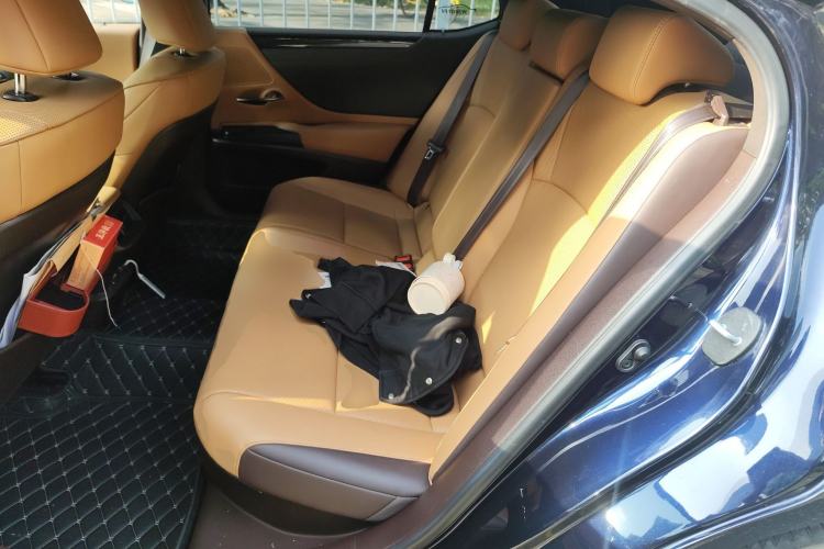 Used Lexus ES 2020 300h Premier Edition
