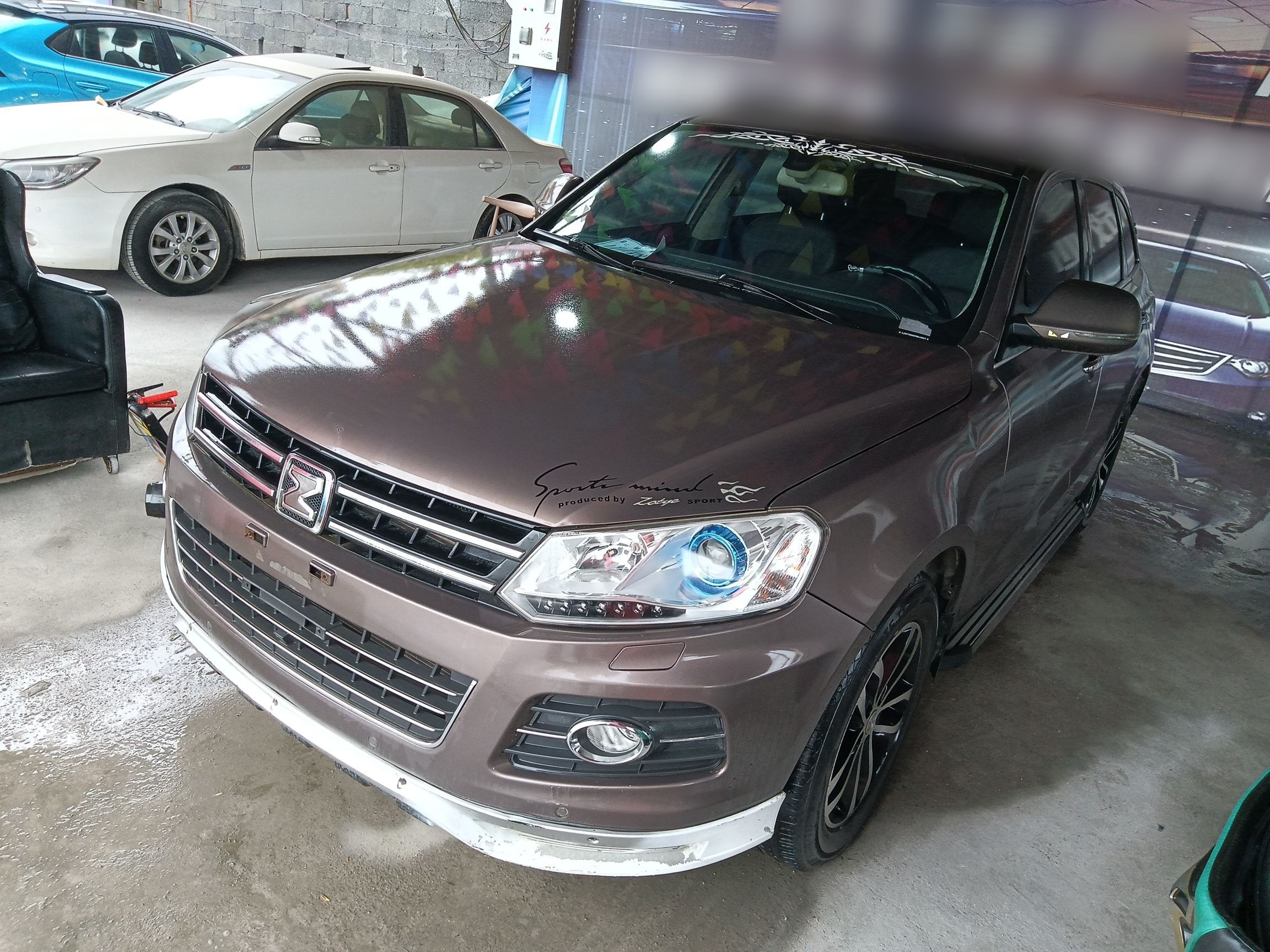 Под передней частью автомобиля