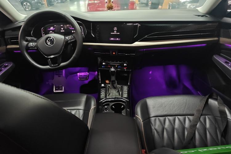 Used Volkswagen Passat 2021 330TSI Luxury Edition Center Console