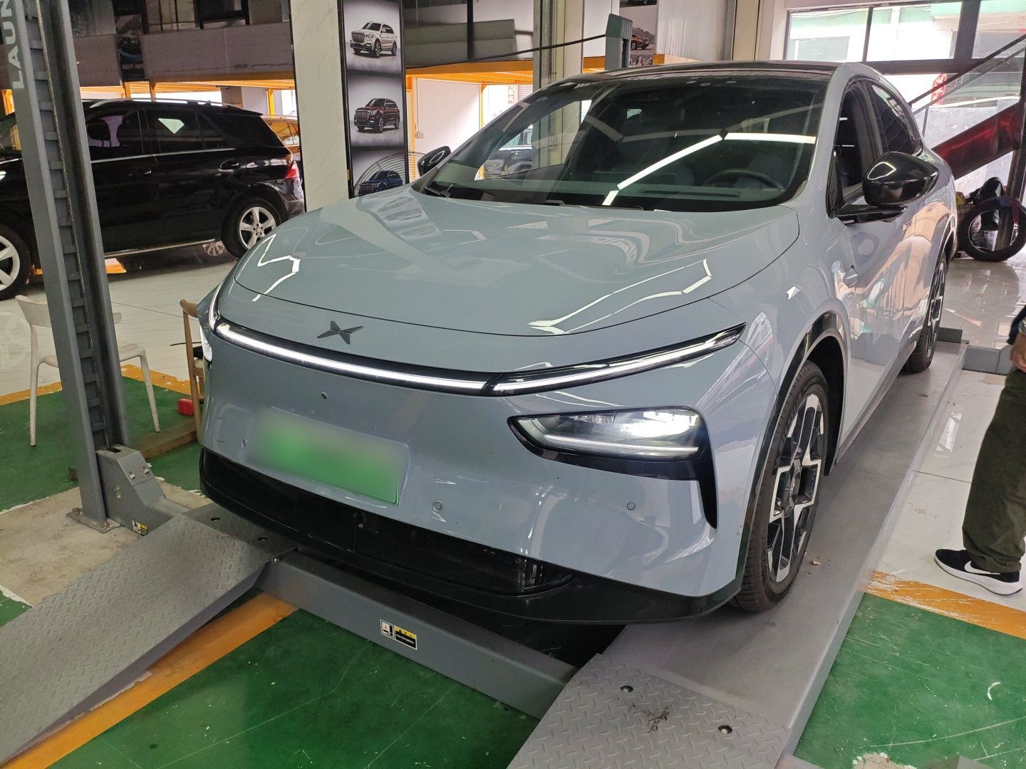 تحت مقدمة السيارة