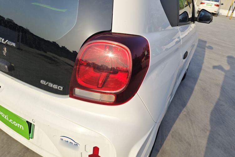 Used Roewe Clever 2021 302 km New Four-Seater Super-Efficient Version Right Rear Taillight