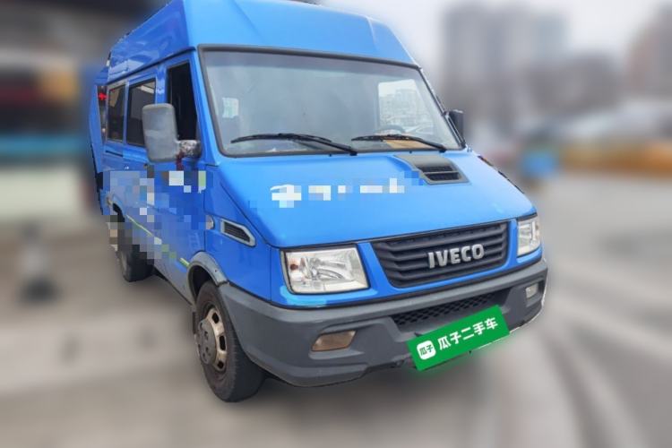 Used Iveco Daily 2020 2.5T A35 Passenger Van with Dual Tires Mid-Roof Design 5-9 Seater Side-Sliding Door China V Emission Standard
