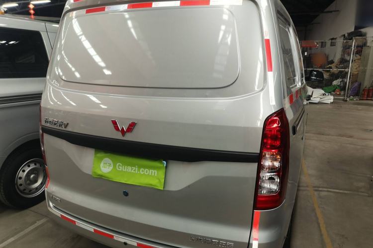 Used Wuling Hongguang V 2022 1.5L Jingqu Edition Enclosed-Window Vehicle with Hydraulic Power Steering LAR
