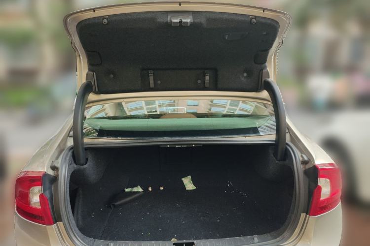 Used Volvo S60 2015 S60L 2.0T Zhiyuan Edition
