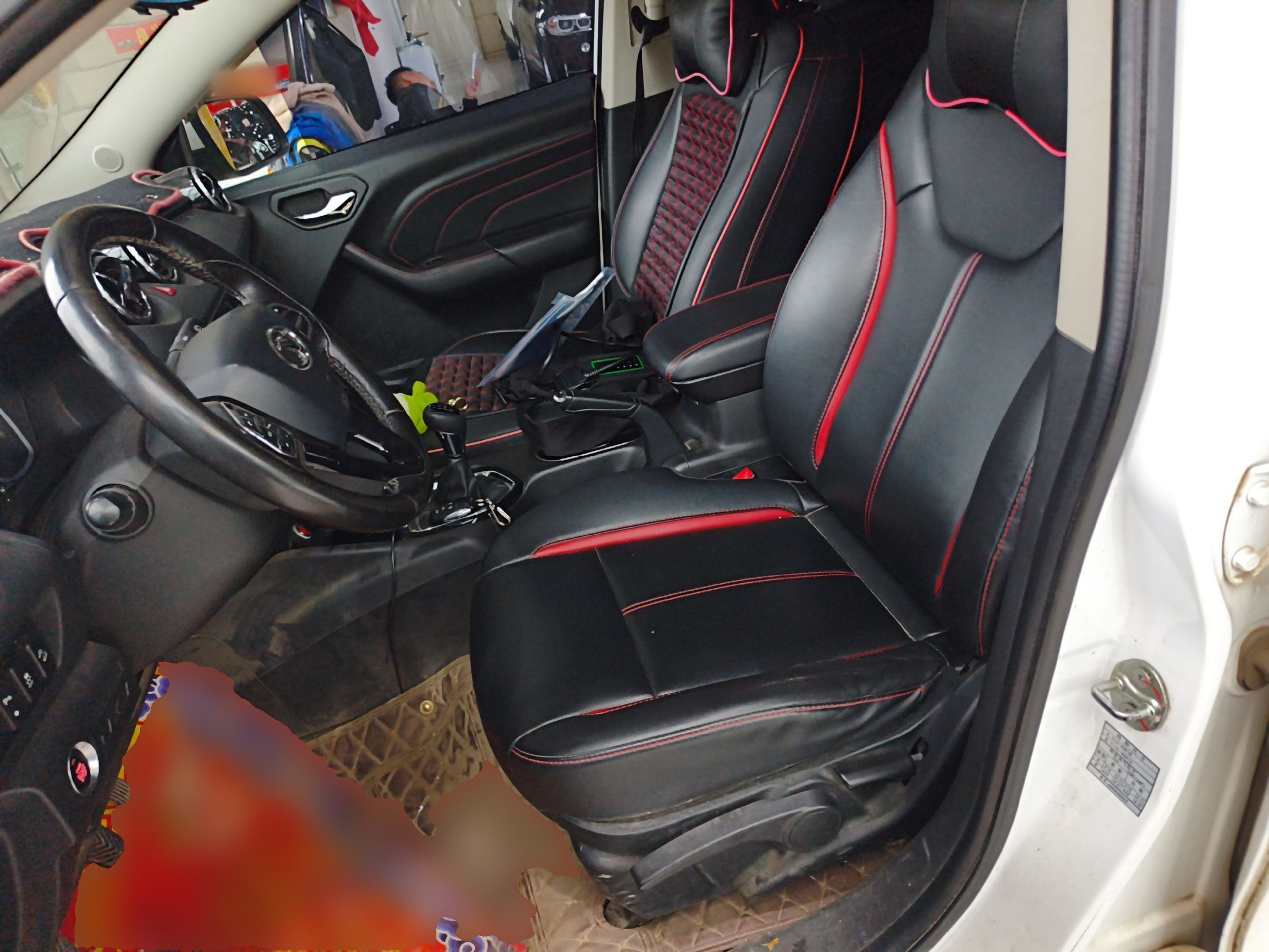 المقاعد الأمامية داخل السيارة