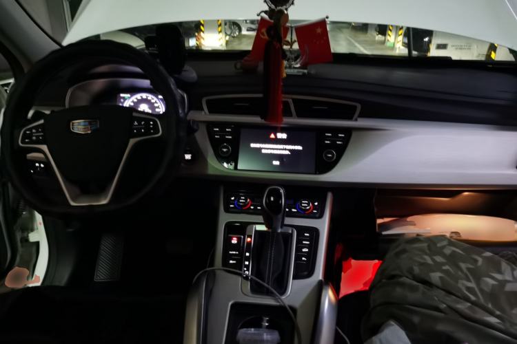 Used Geely Auto Emgrand X7 Sport 2018 1.8TD Automatic Two-Wheel Drive ZhiZun Model with 4G Connectivity Center Console