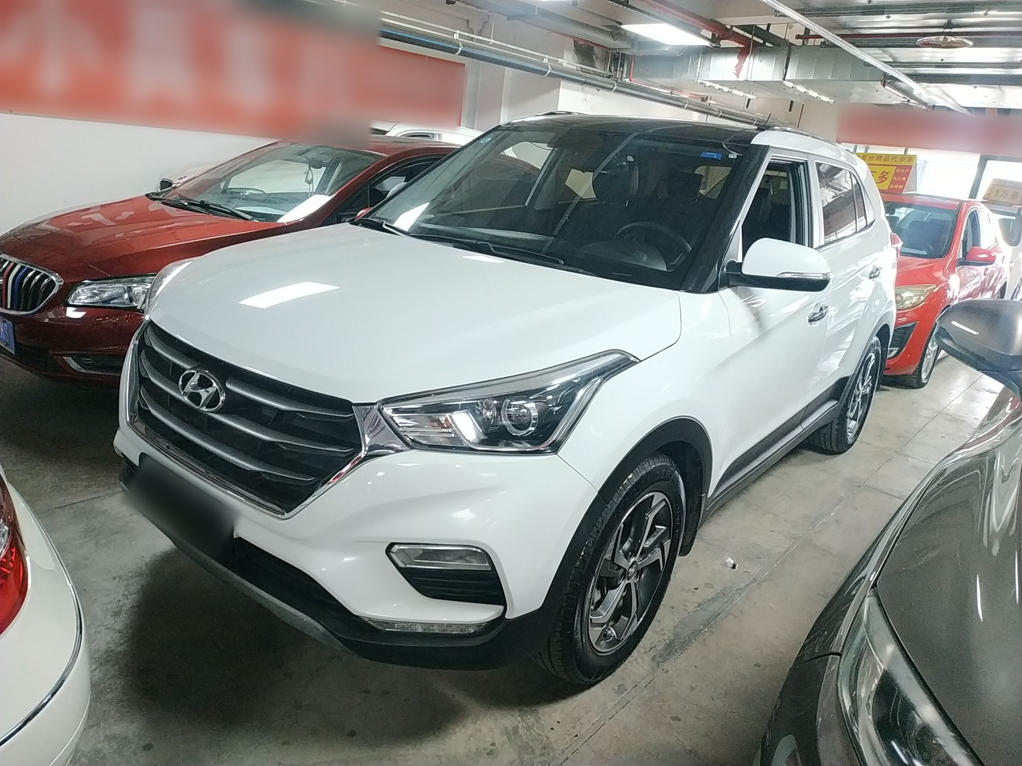 تحت مقدمة السيارة