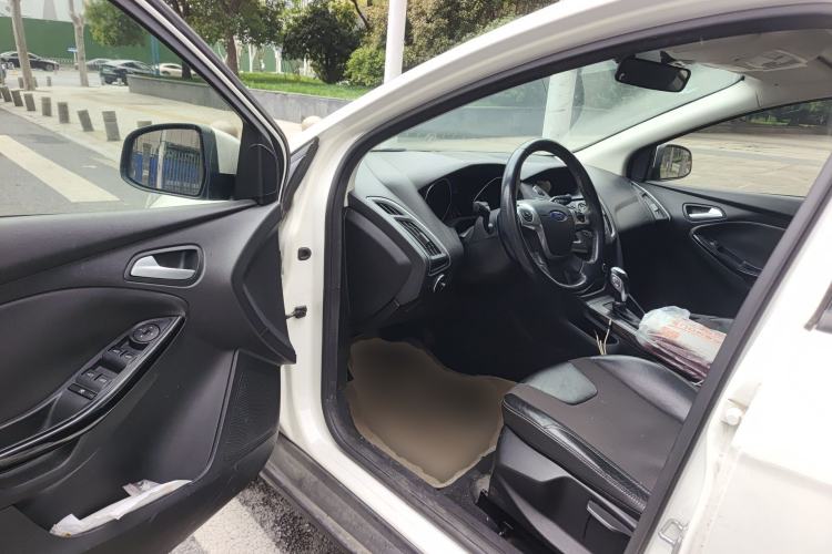 Used Ford Focus 2012 Sedan 1.6L Automatic Fashion Edition
