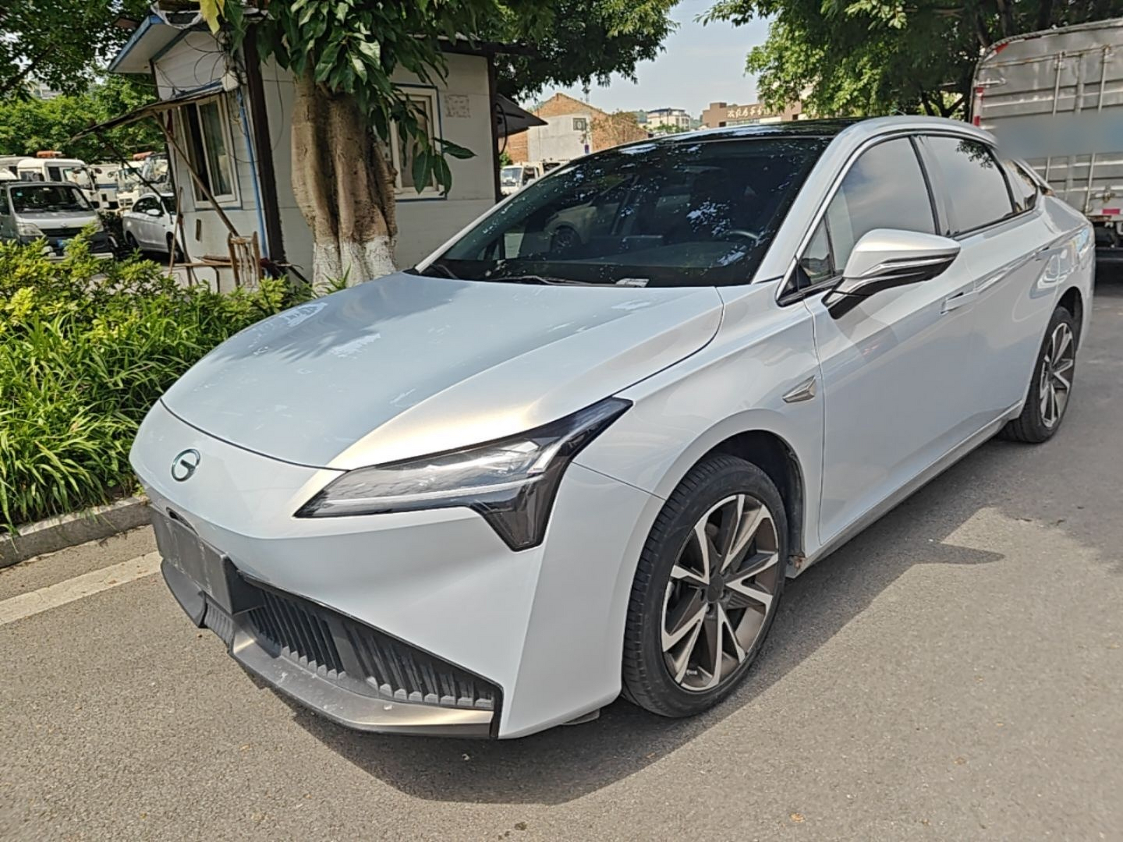 Под передней частью автомобиля
