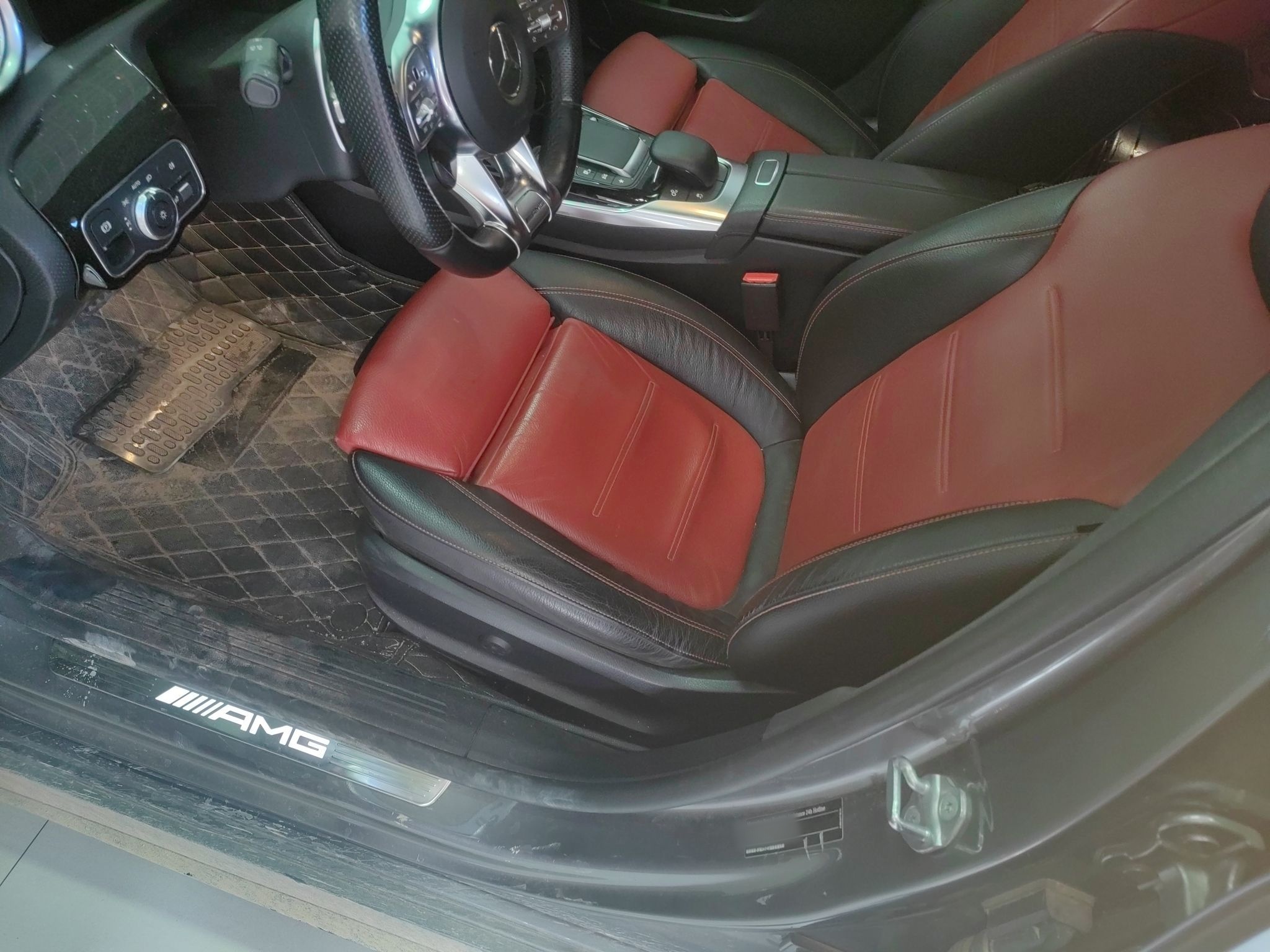 Переднее сиденье в автомобиле