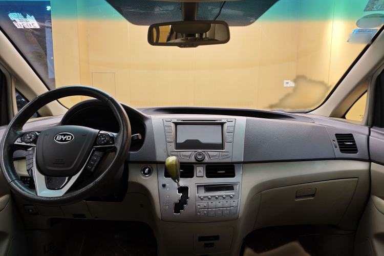 Used BYD M6 2013 2.4L Automatic Luxury Model
