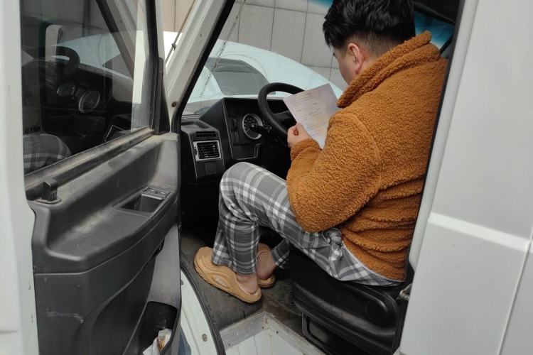 Used Iveco Daily 2020 2.5T A35 Passenger Van with Dual Tires Mid-Roof Design 5-9 Seater Side-Sliding Door China V Emission Standard Driver Seat