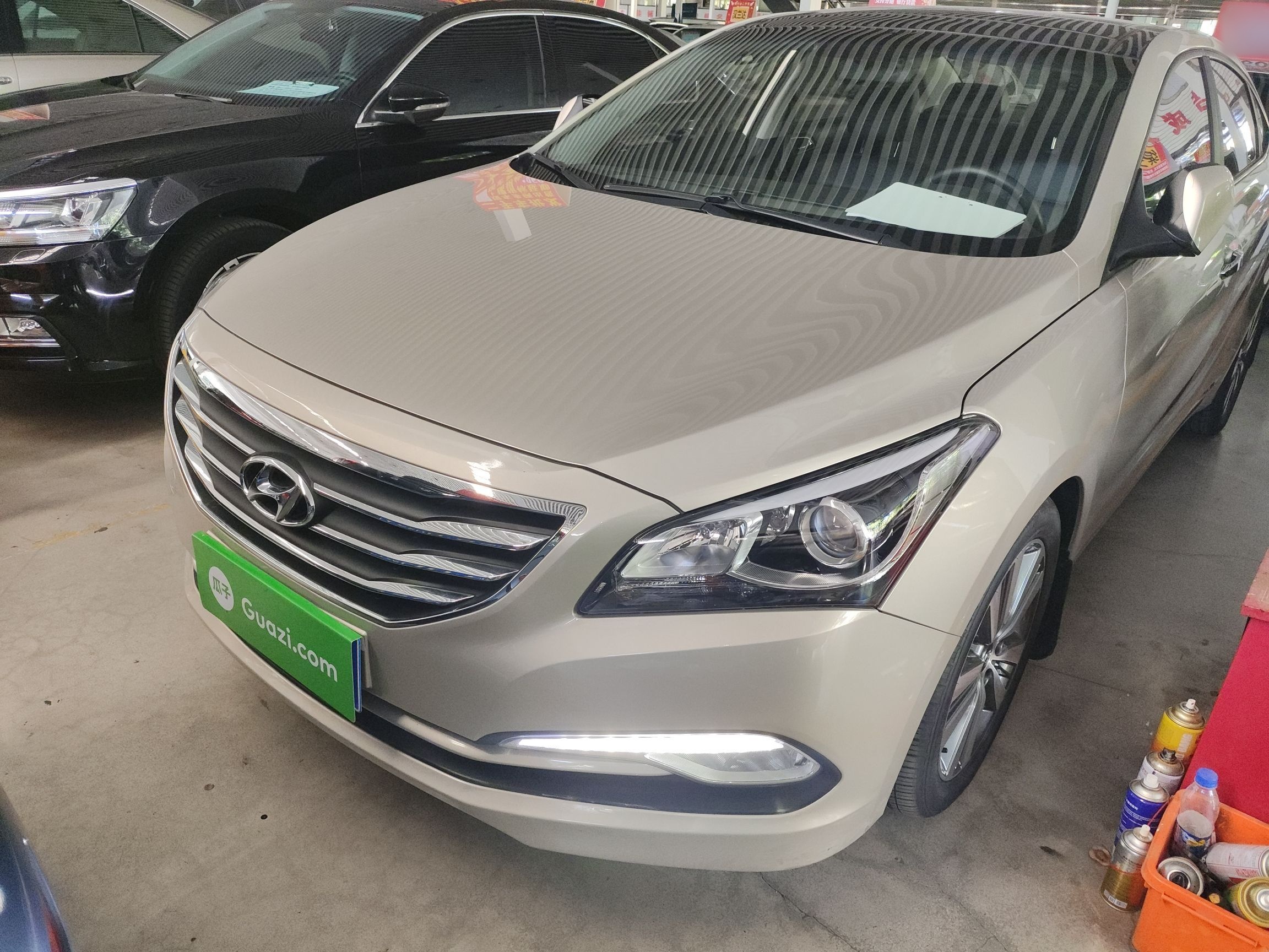 تحت مقدمة السيارة