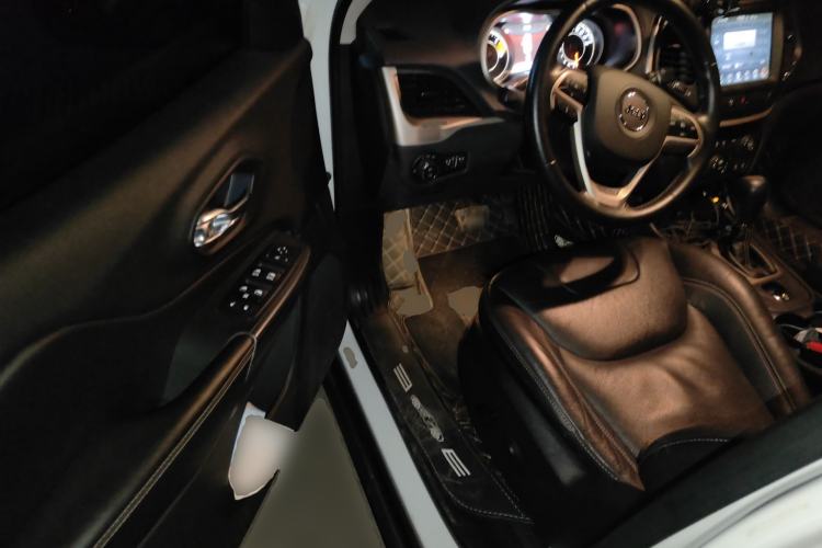 Used Jeep Cherokee 2016 2.4L Leading Smart Version
