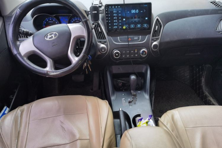 Used Hyundai ix35 2015 2.0L Automatic 2WD Comfort Edition China IV Standard Center Console