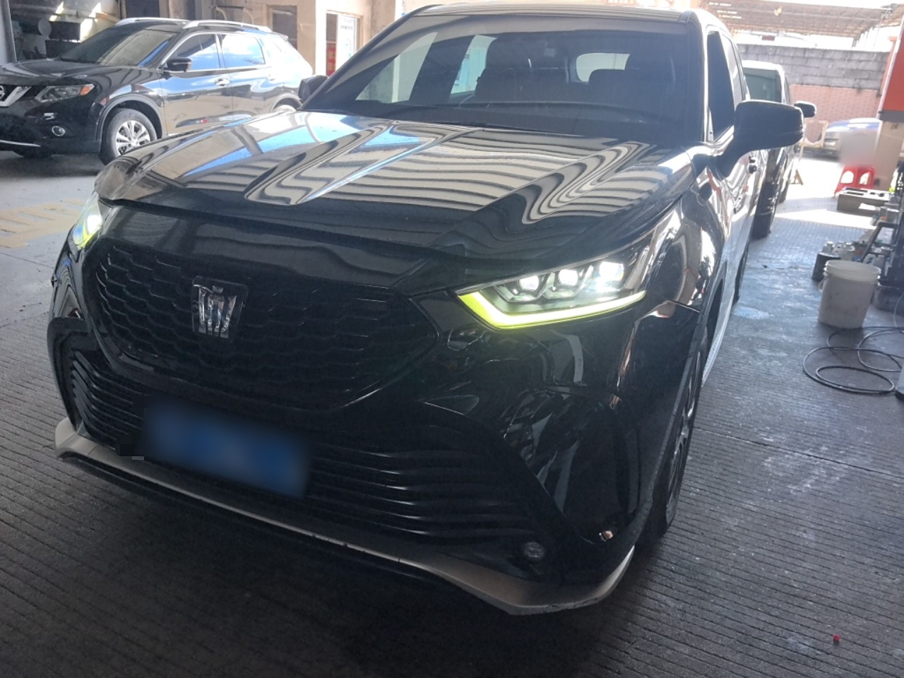 تحت مقدمة السيارة