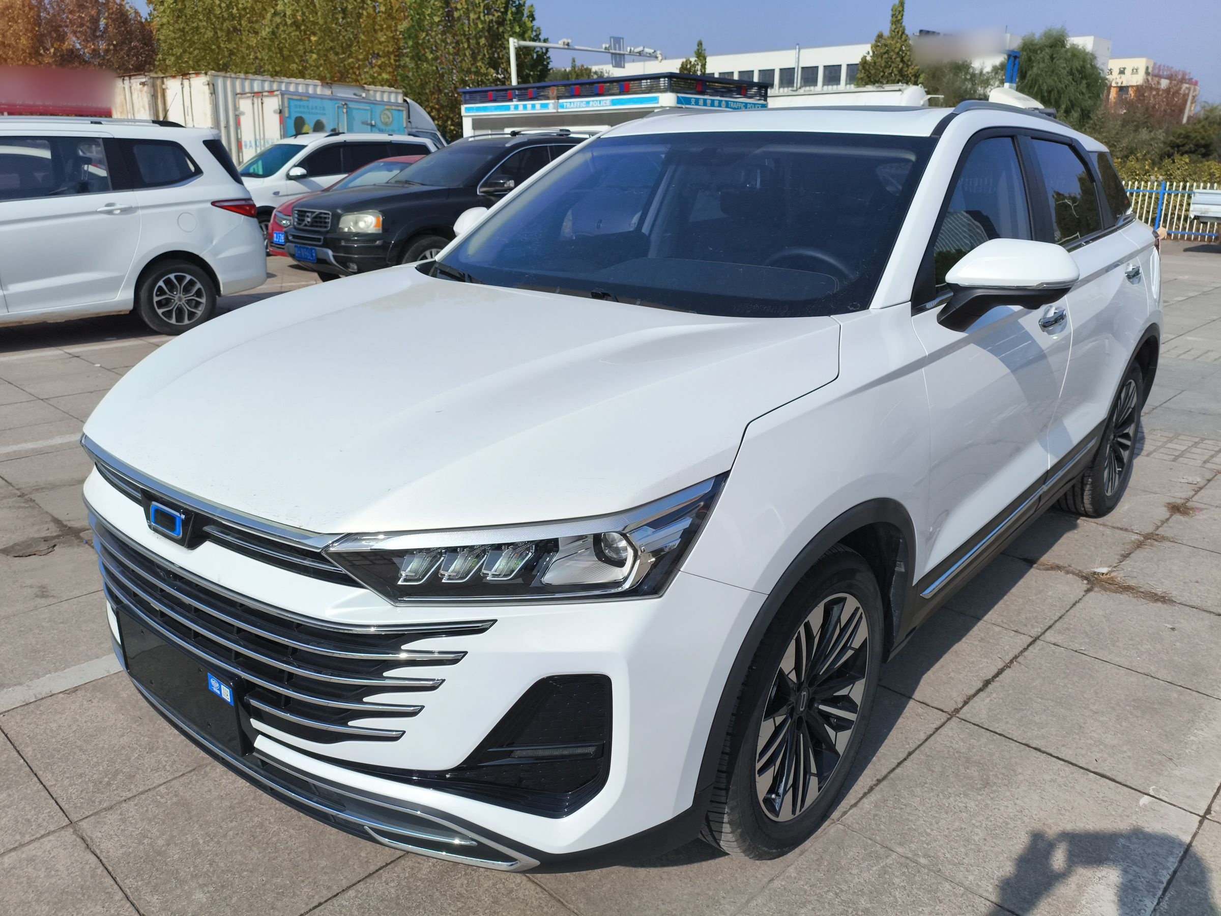 تحت مقدمة السيارة