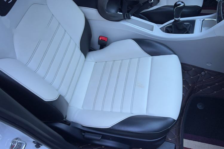 Used Soueast V5 Lingzhi 2017 1.5L Manual New Elite Model Interior 4