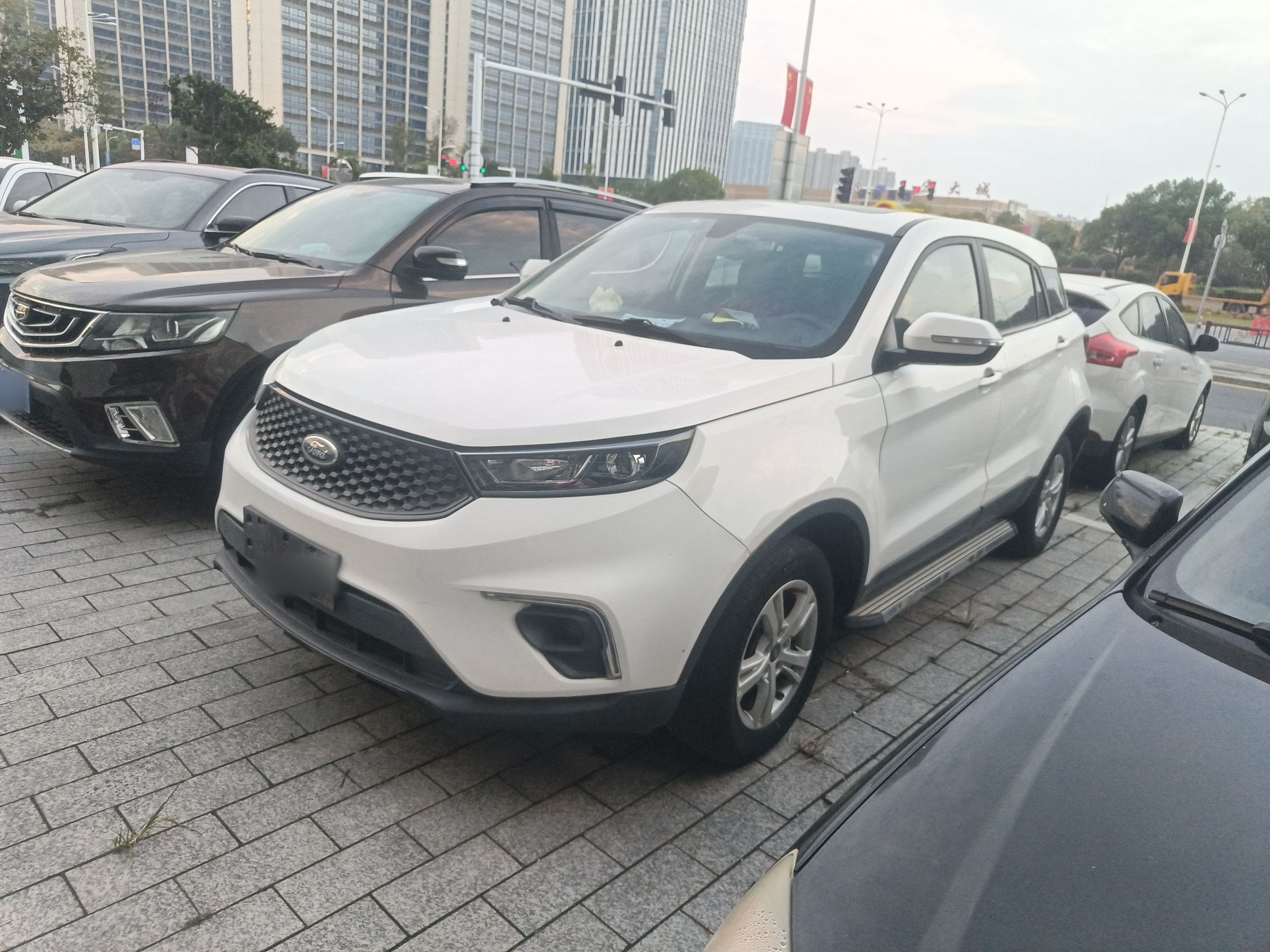 Под передней частью автомобиля