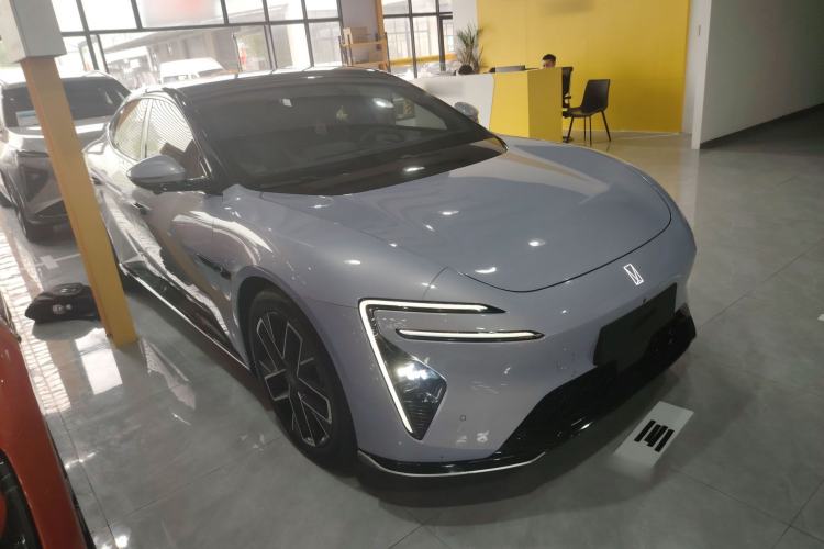 Used Avatr 06 2025 Pro Range-Extended Edition Front Right 45 Deg