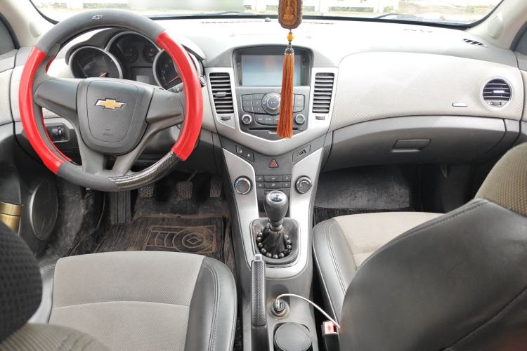 Used Chevrolet Cruze 2013 1.6L SE MT Center Console