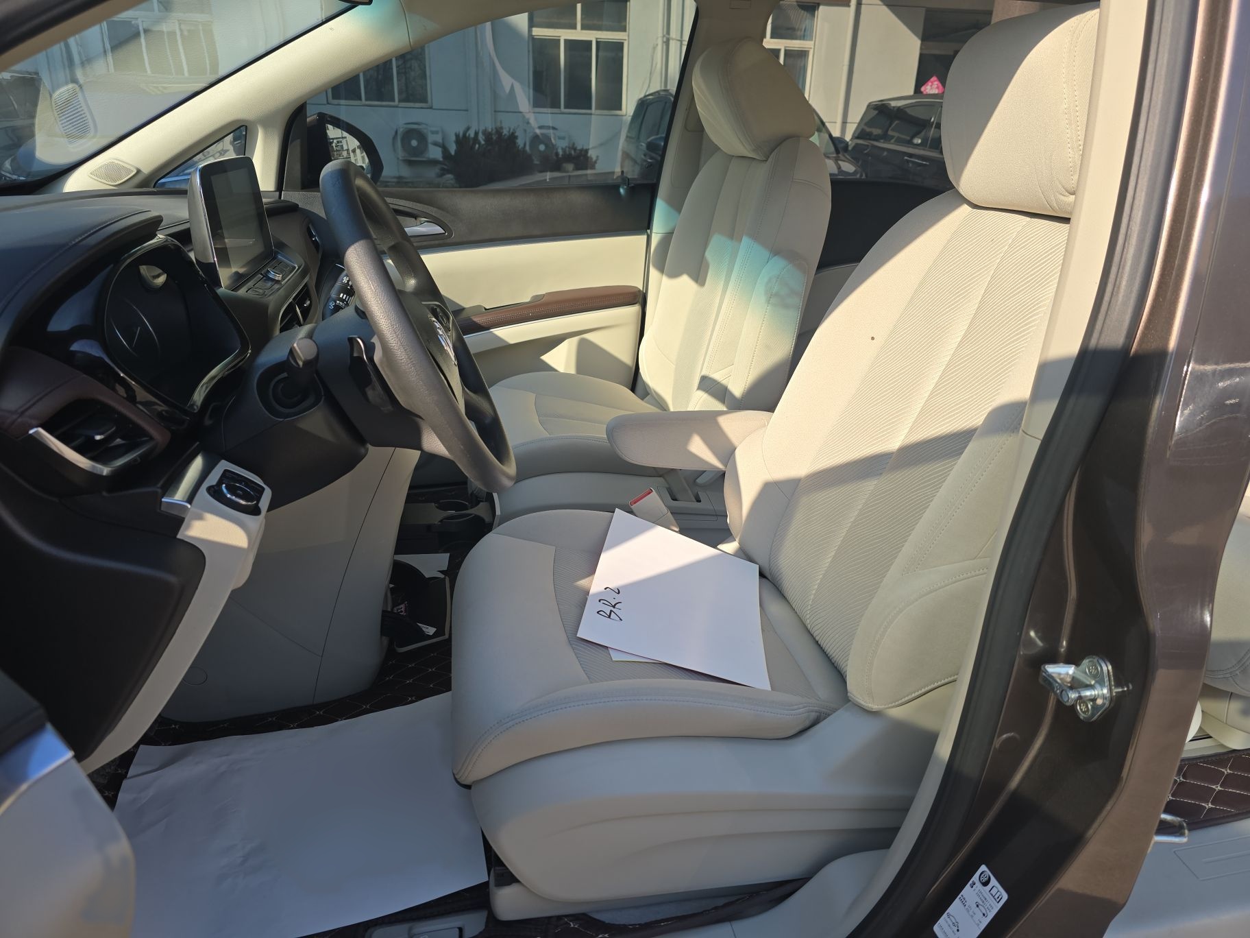 المقاعد الأمامية داخل السيارة