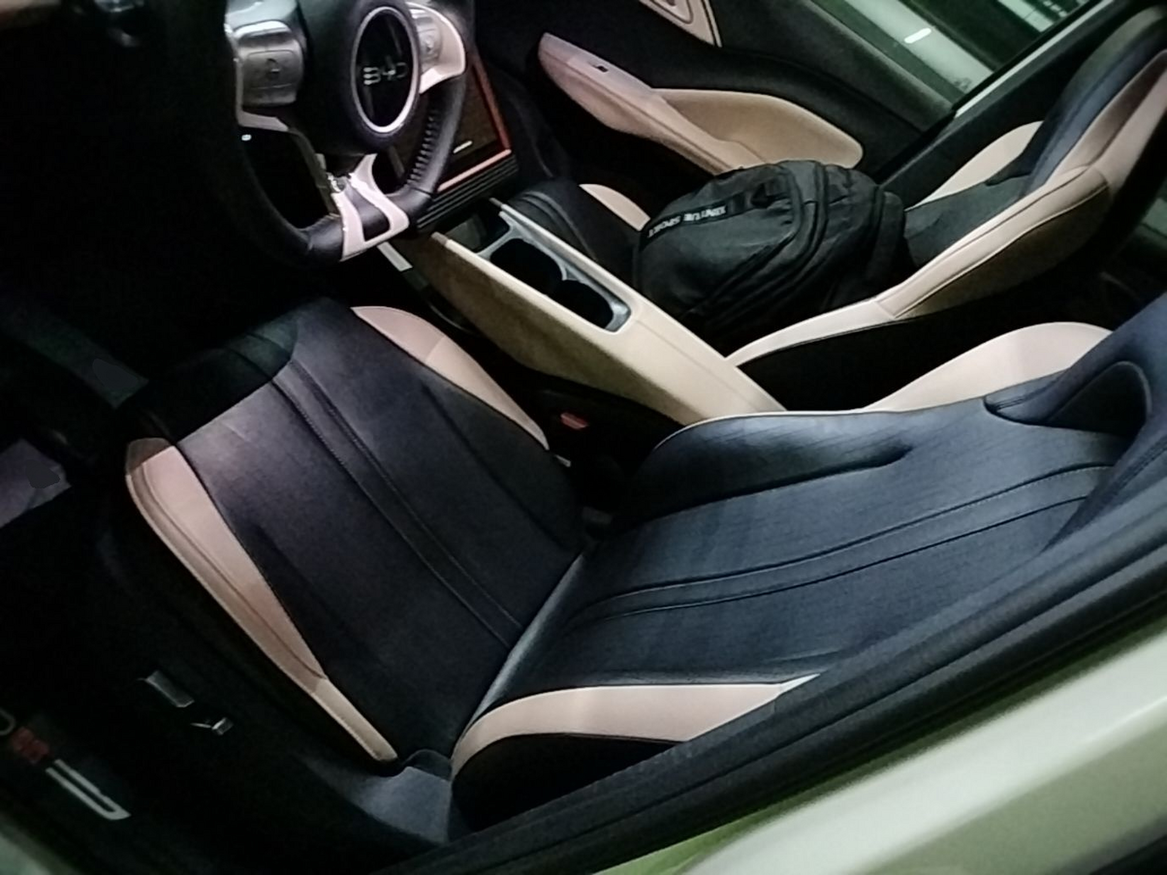 المقاعد الأمامية داخل السيارة