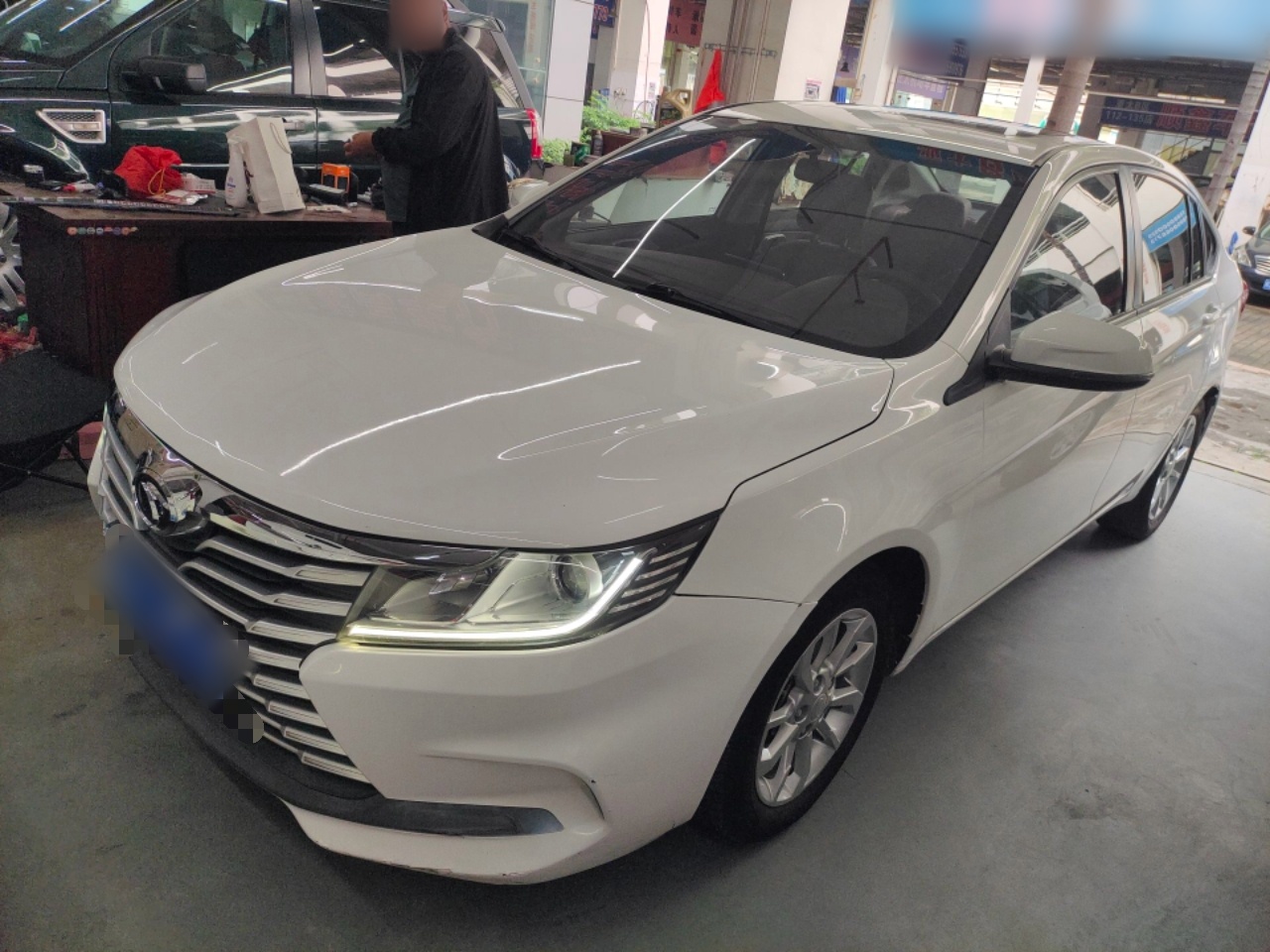 تحت مقدمة السيارة