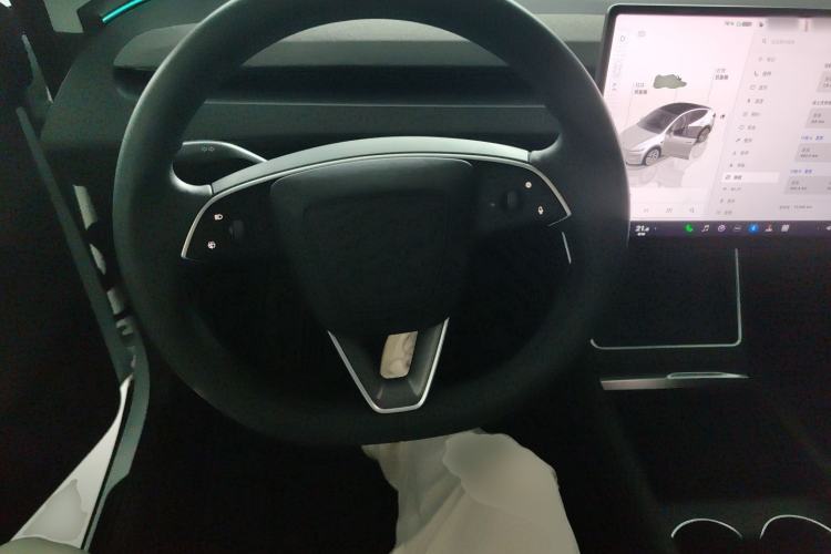 Used Tesla Model Y 2025 Long-Range All-Wheel-Drive Version
