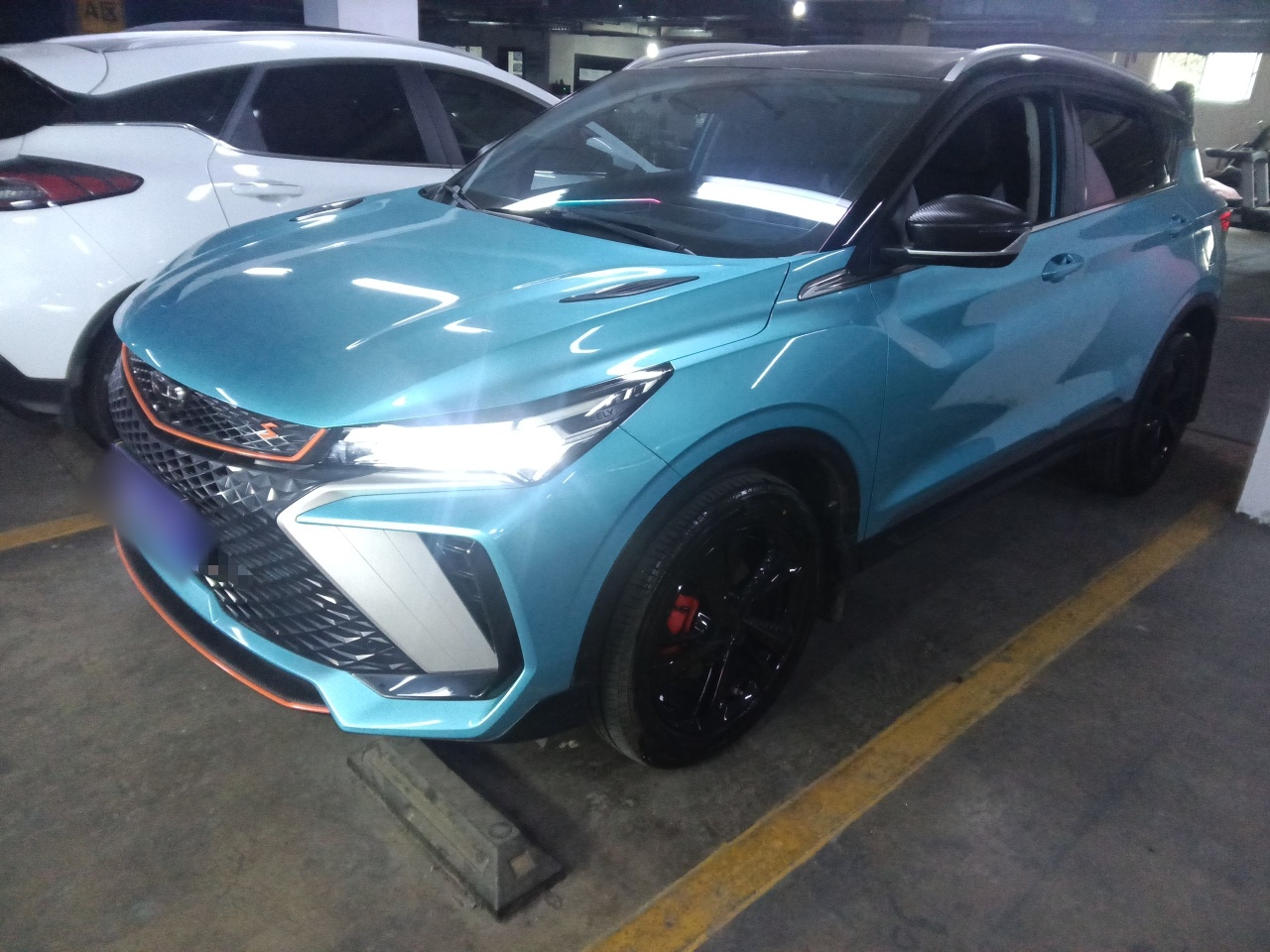 تحت مقدمة السيارة