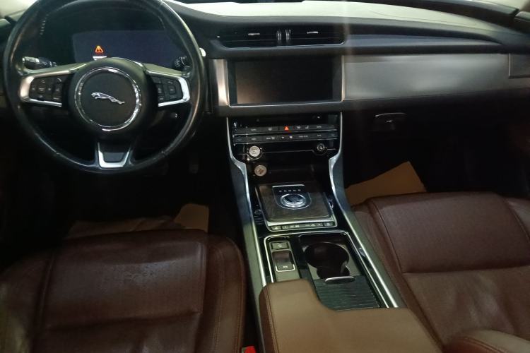 Used Jaguar XFL 2018 XFL 2.0T 250 PS Premium Edition Center Console