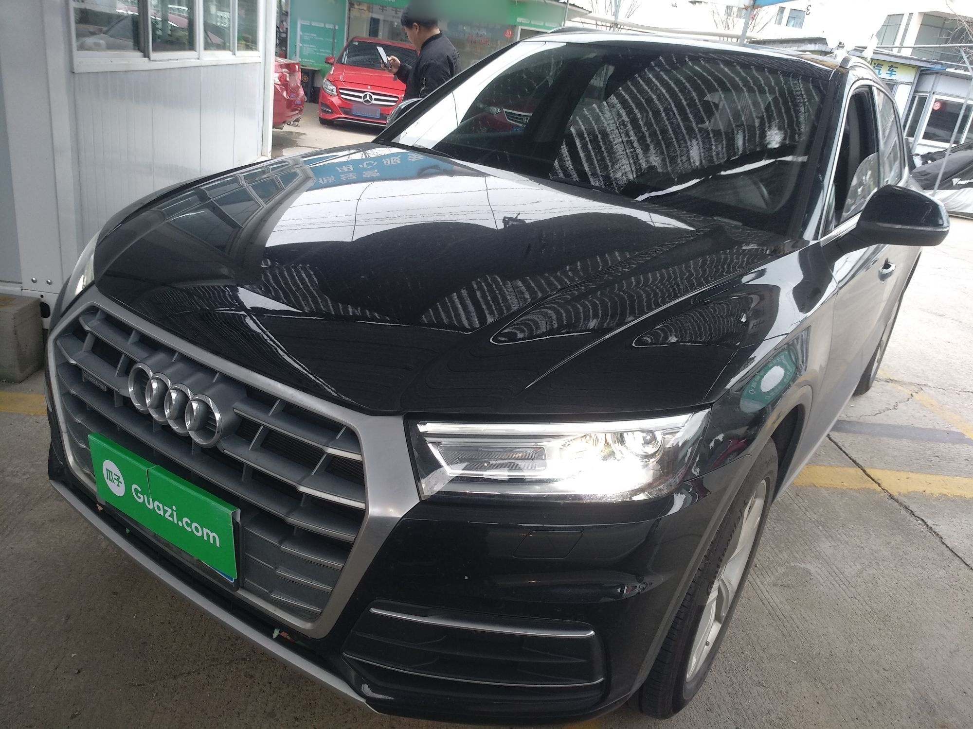 Под передней частью автомобиля