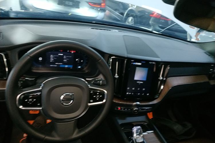 Used Volvo XC60 2023 B5 4x4 Smart Luxury Edition
