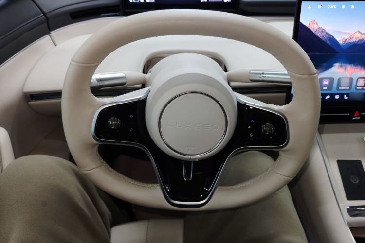 Used Hima Luxeed S7 2025 785 km Ultra