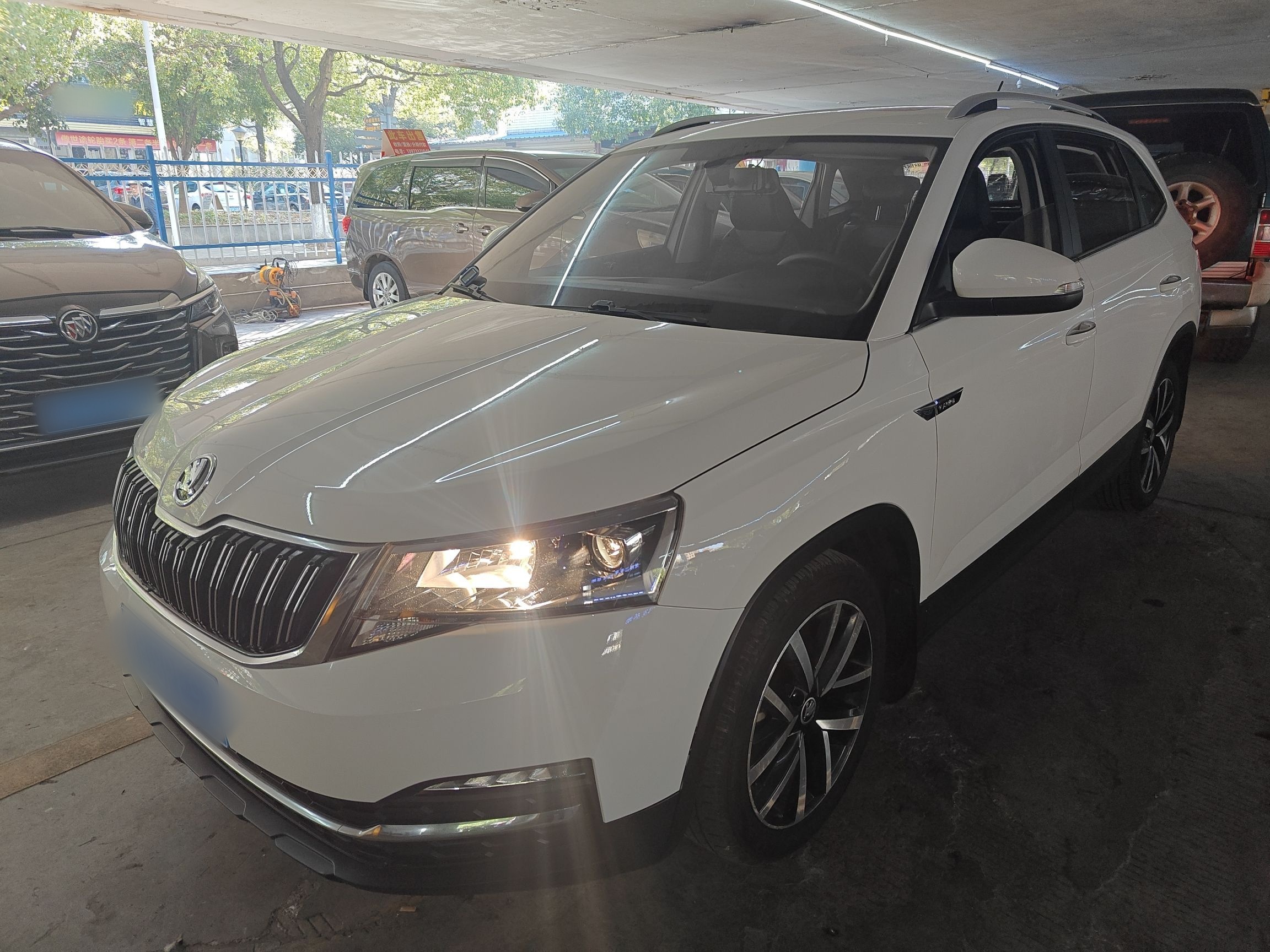 Под передней частью автомобиля