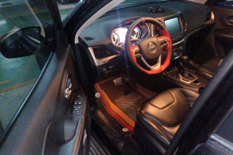 Used Jeep Cherokee 2017 2.0L Superior Edition Left Front Seat