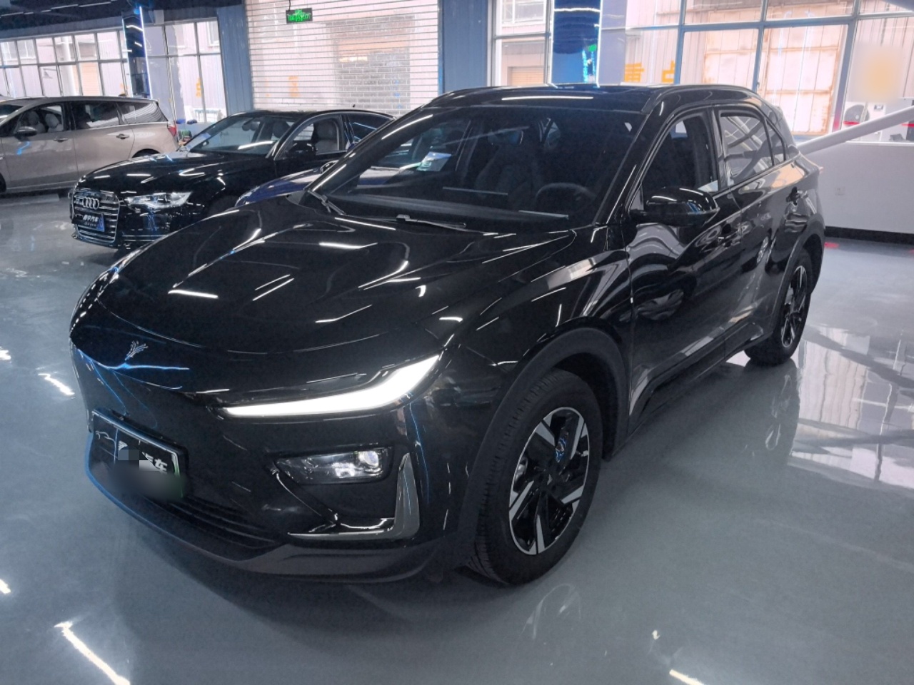 Под передней частью автомобиля