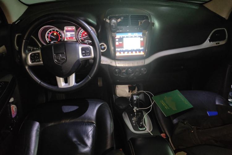 Used Dodge Journey 2013 2.4L Two-Wheel Drive Luxury Version Center Console