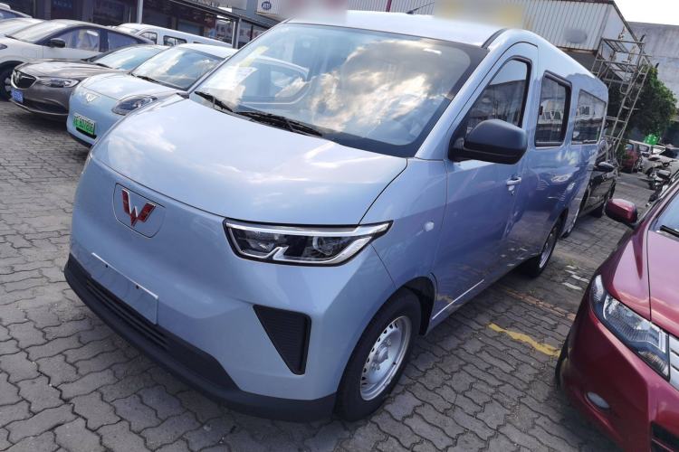 Used Wuling Yangguang 2024 300KM Comfort Version Passenger Van 75kW