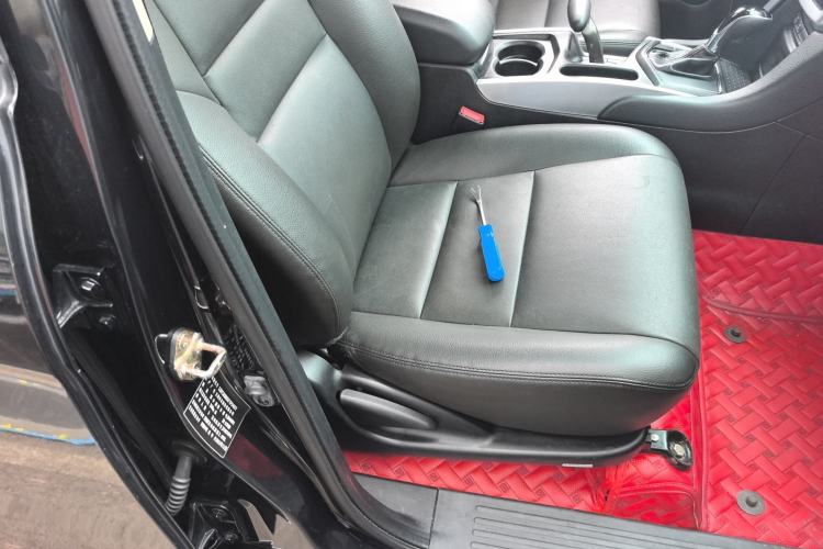 Used JMC Yusheng S350 2014 2.4T Automatic 2WD Diesel Luxury Version with Sunroof 5 Seats