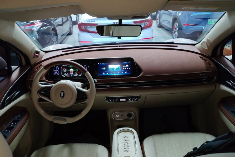 Used ORA Good Cat 2023 401 km Standard Range Premium Version Lithium Iron Phosphate Center Console