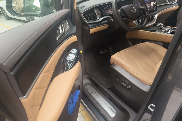 Used Denza D9 2025 DM-i Intelligent Drive 1020 Four-Wheel Drive Flagship Model
