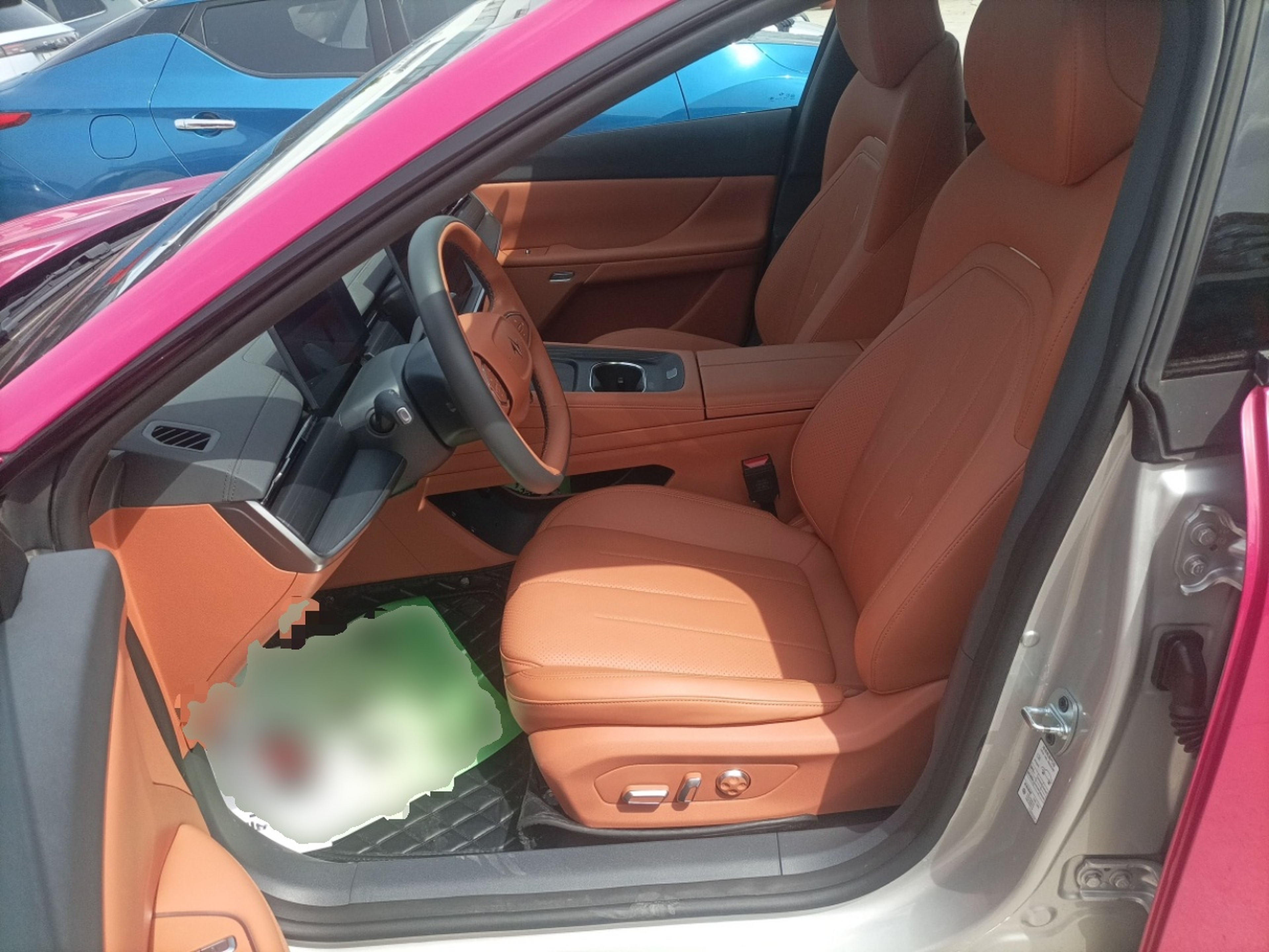 المقاعد الأمامية داخل السيارة