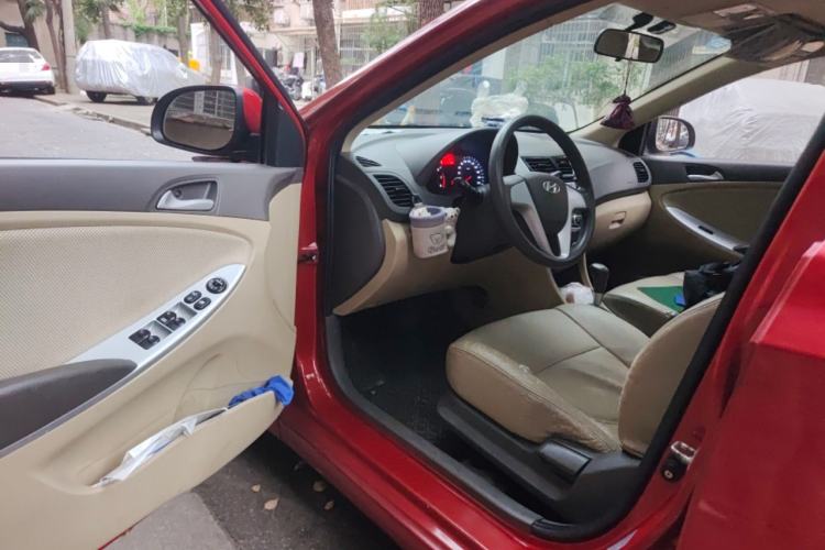 Used Hyundai Verna (older generation) 2011 Hatchback 1.4L Automatic Fashion GT Driver Seat