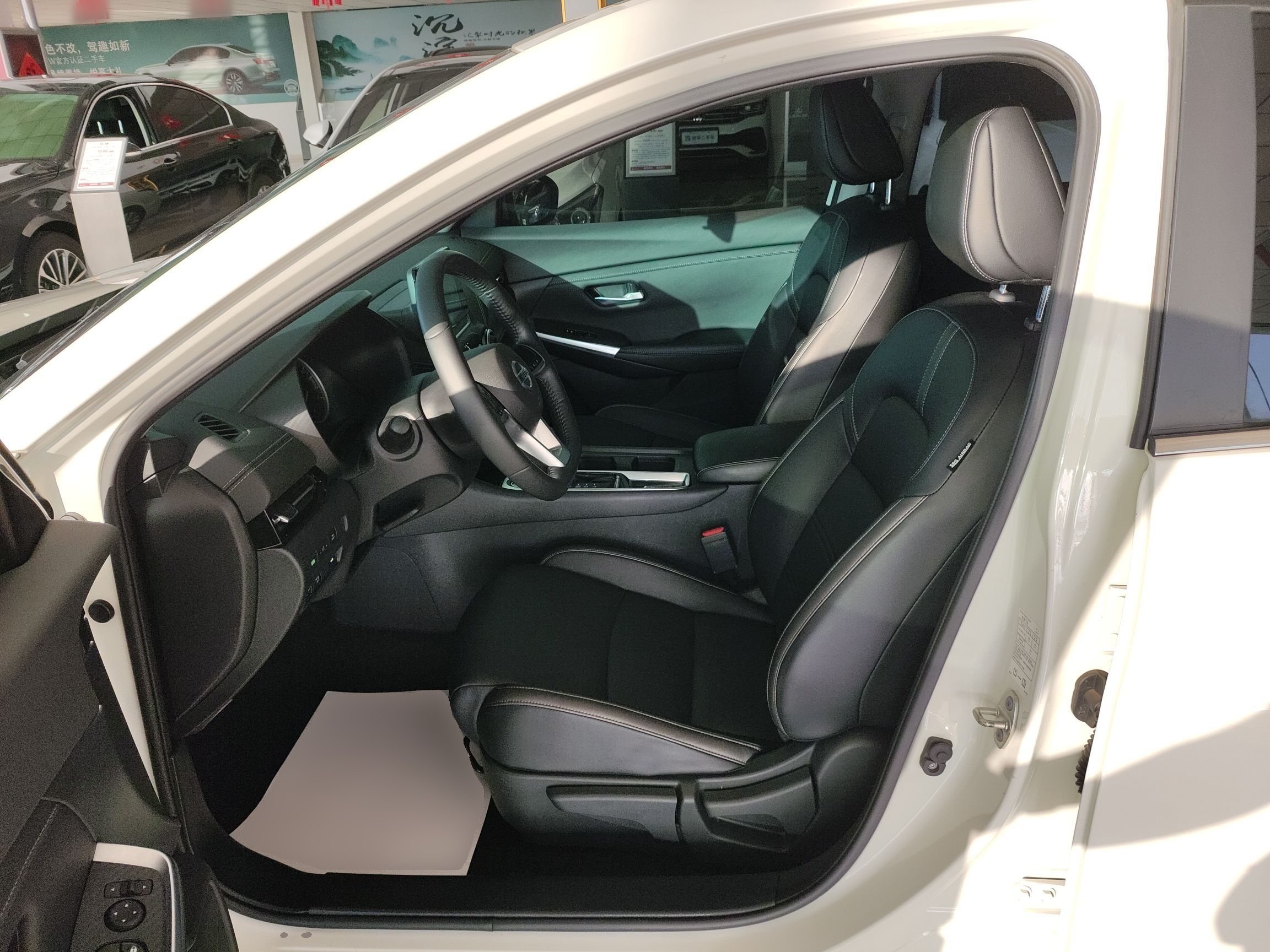 المقاعد الأمامية داخل السيارة