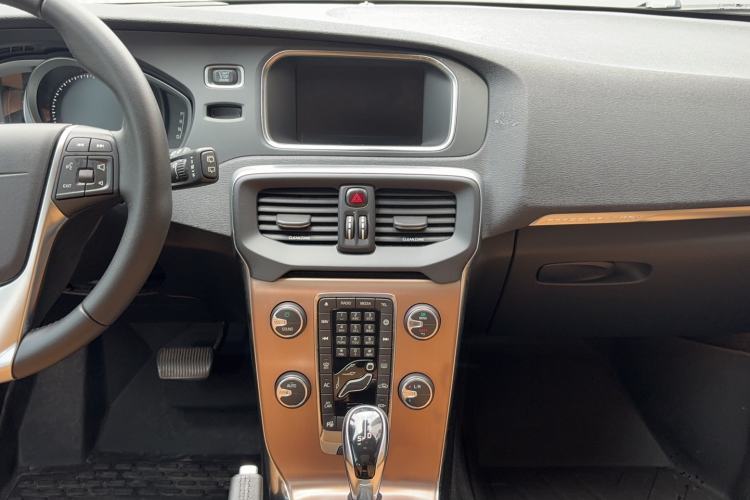 Used Volvo V40 2018 Cross Country T3 Zhiya Edition Audio And AC Panel