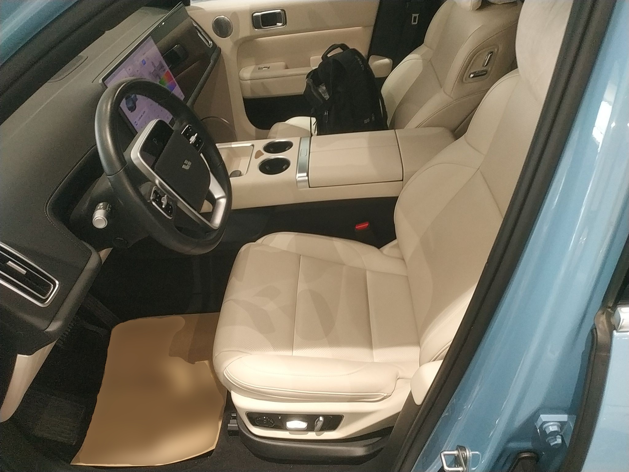 المقاعد الأمامية داخل السيارة