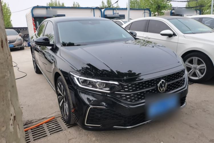 Used Volkswagen Passat 2022 330TSI Starry Luxury Edition Front Right 45 Deg